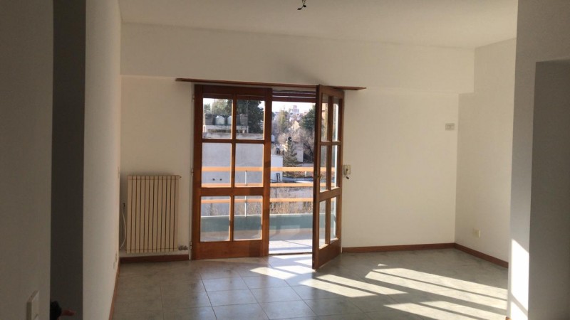 Neuquen. Alquiler. Semipiso 2 dormitorios cochera. Zona Gobernacion