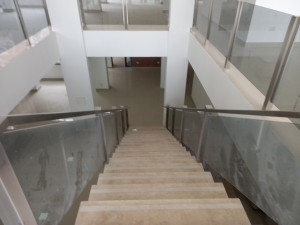 Neuquen. Alquiler. Local comercial / oficina. A estrenar en dos plantas