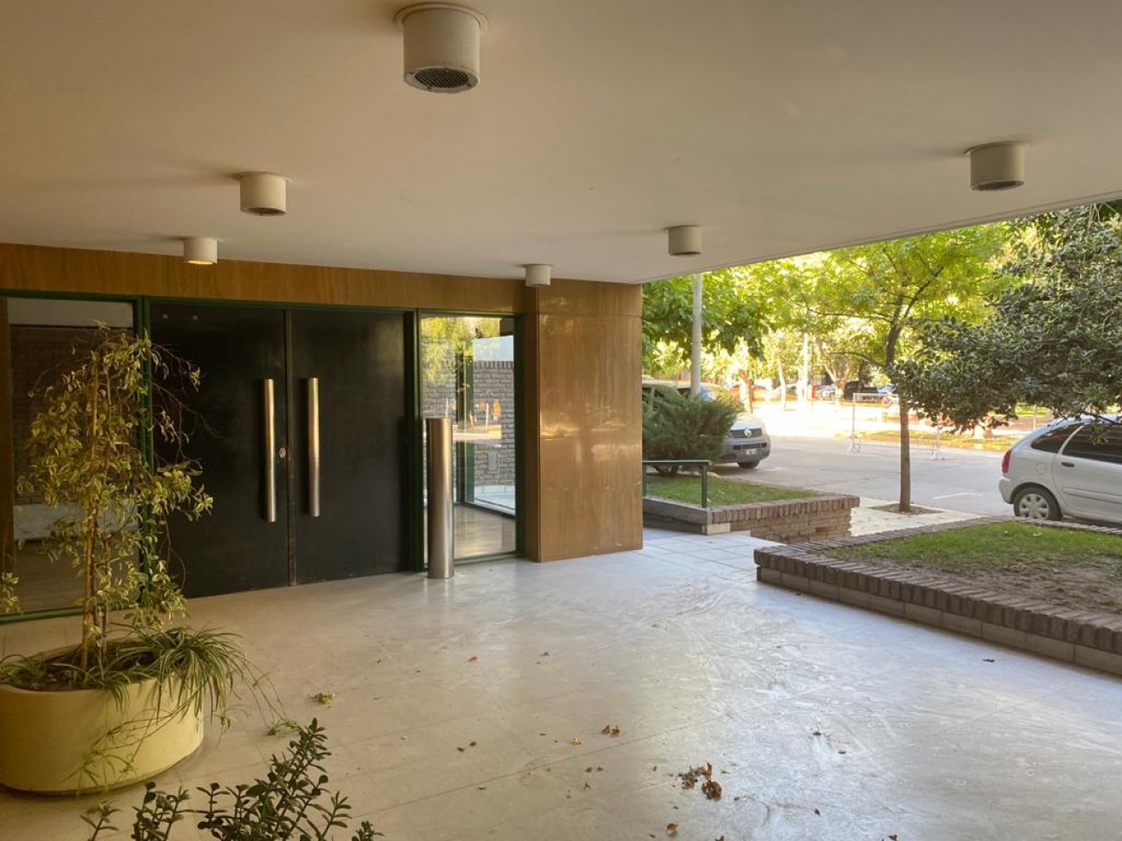 Neuquen Alquiler Departamento 2 dormitorios con vista a plaza. Zona Policlinico Neuquen. Cochera