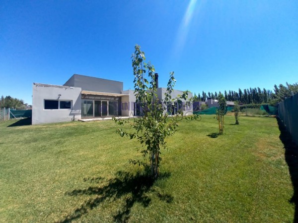 Rio Negro. Cipolletti. Alquiler Casa Nivel Gerencial. Barrio Manzanar Kossman