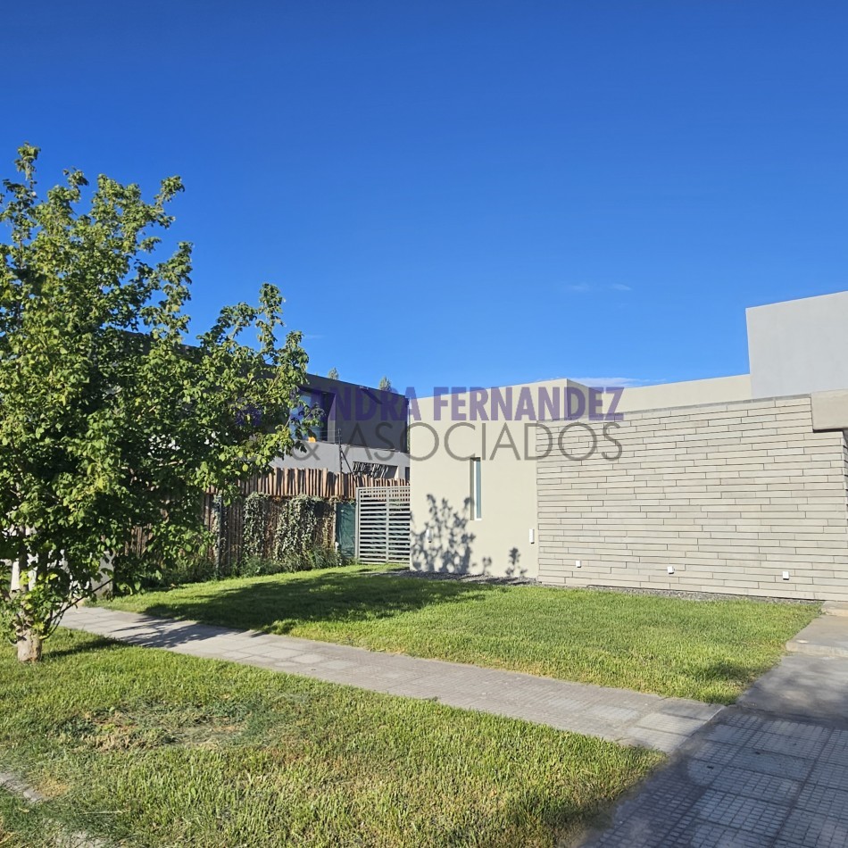 Rio Negro Cipolletti Barrio Manzanar Kossman. Casa en una sola planta diseño minimalista