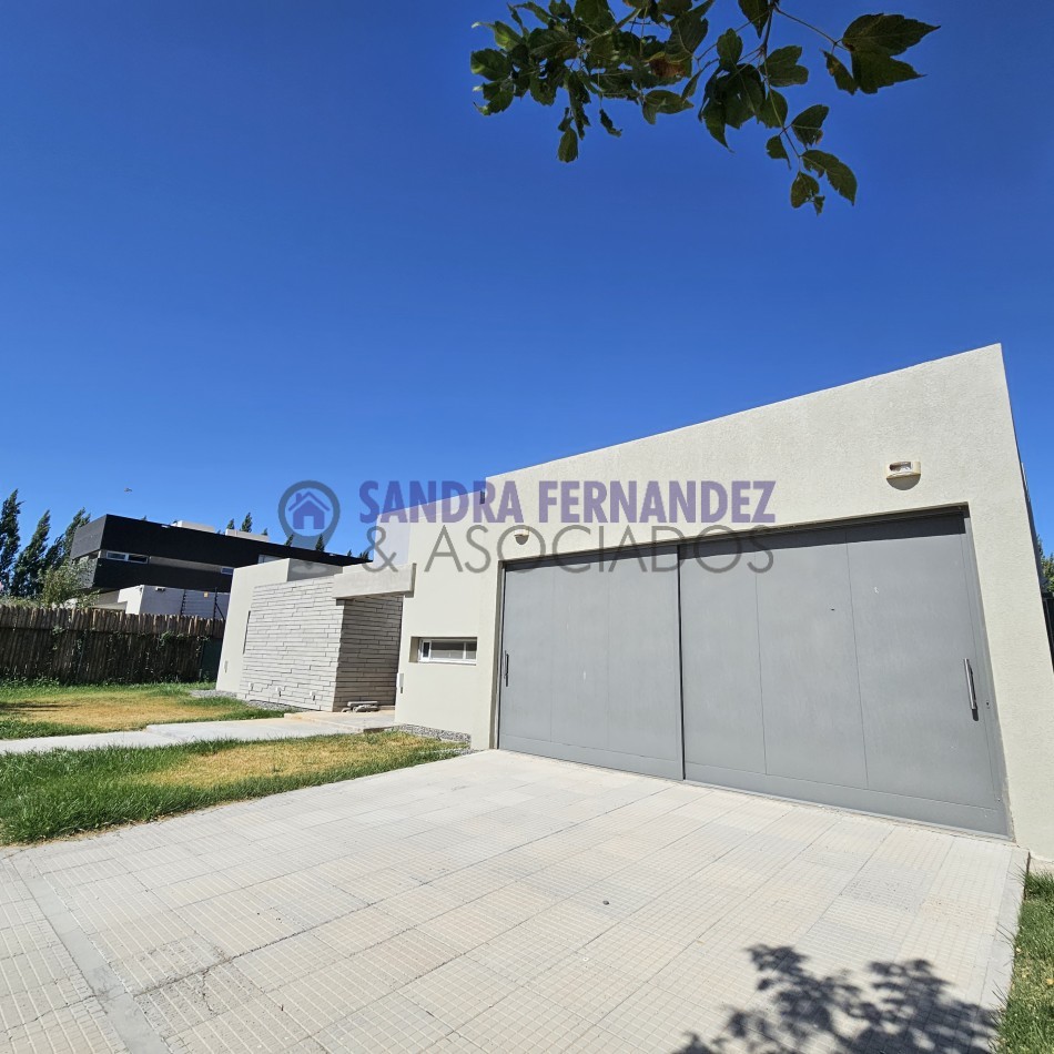 Rio Negro Cipolletti Barrio Manzanar Kossman. Casa en una sola planta diseño minimalista