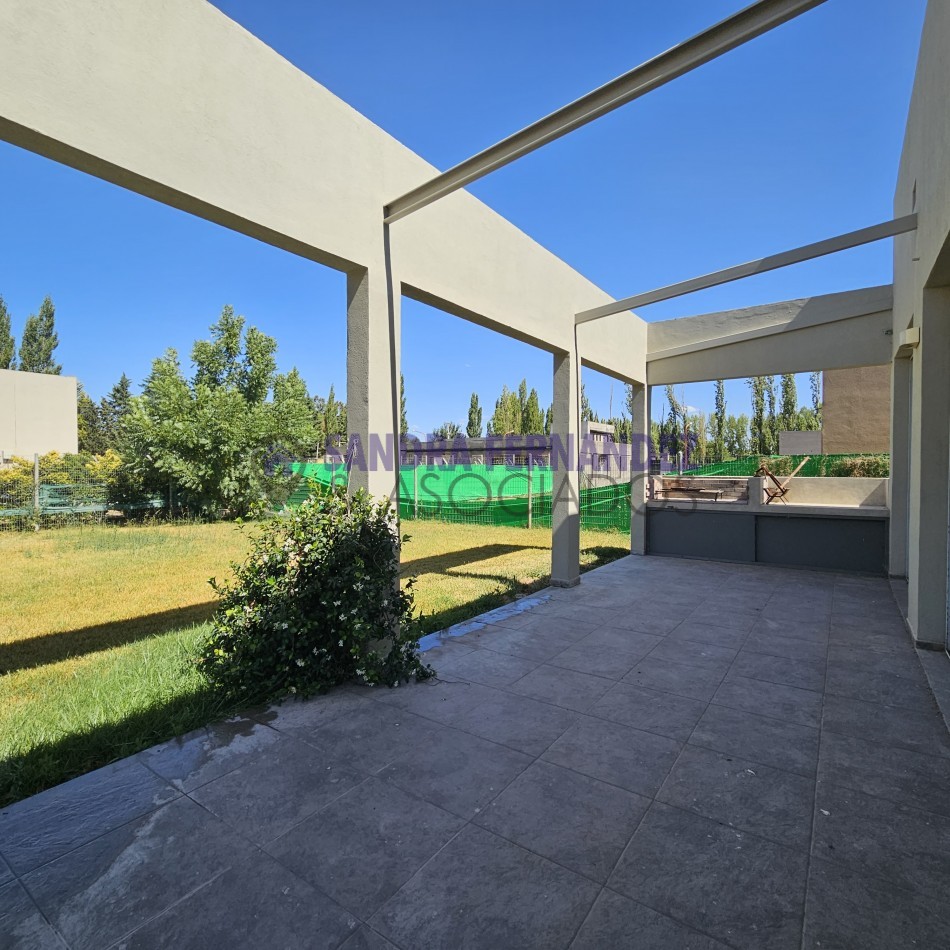 Rio Negro Cipolletti Barrio Manzanar Kossman. Casa en una sola planta diseño minimalista