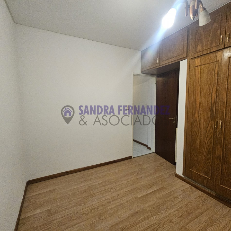 Neuquen. Alquiler. Departamento 2 dormitorios,  PB (1 en suite). Barrio Maria Auxiliadora