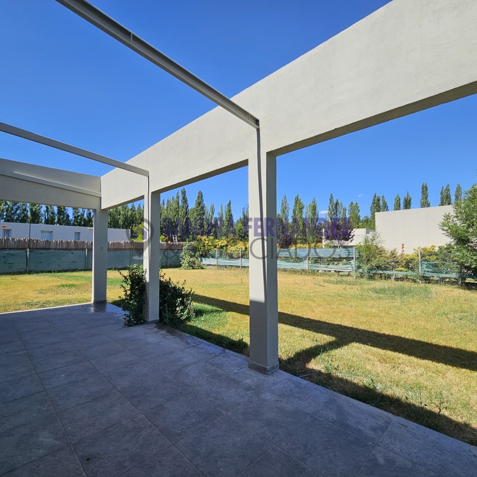 Rio Negro Cipolletti Barrio Manzanar Kossman. Casa en una sola planta diseño minimalista