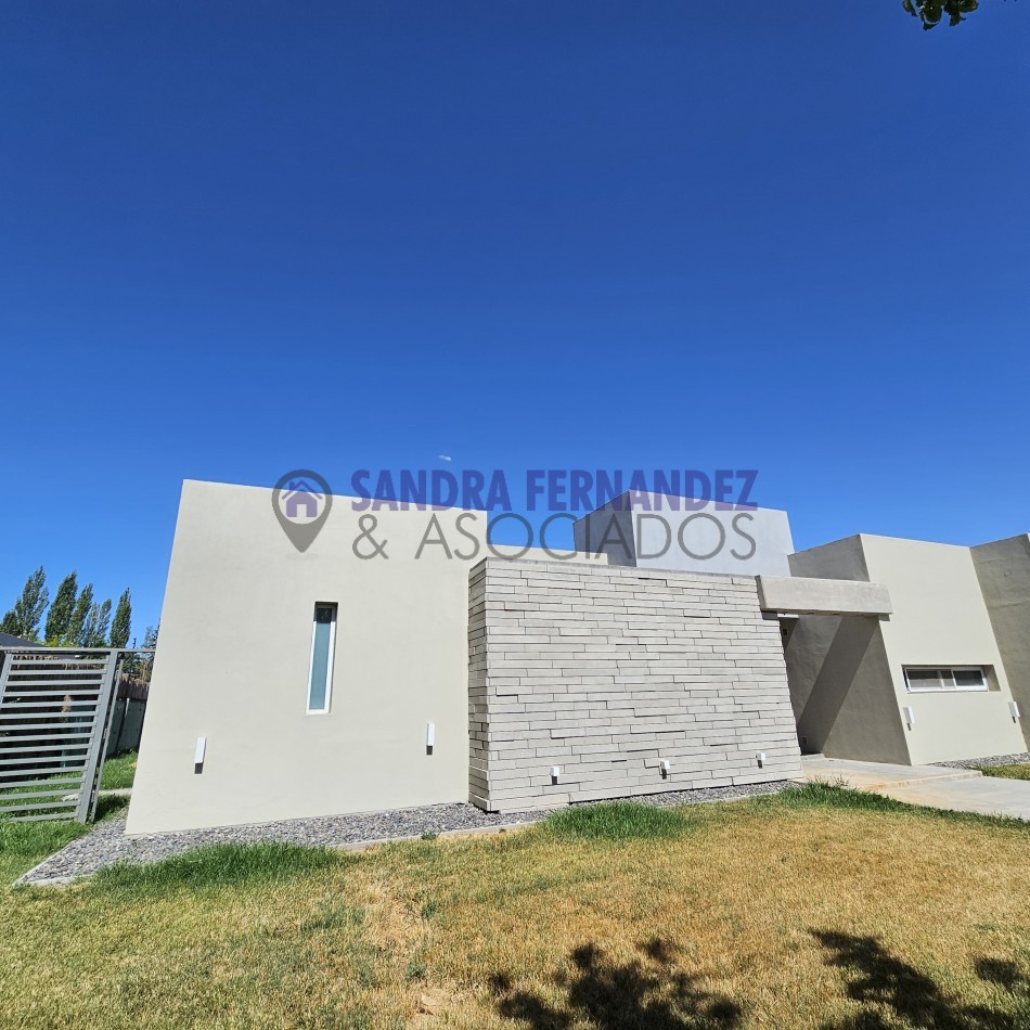 Rio Negro Cipolletti Barrio Manzanar Kossman. Casa en una sola planta diseño minimalista